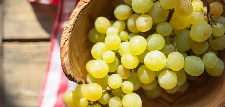 Health benefits of black and green grapes